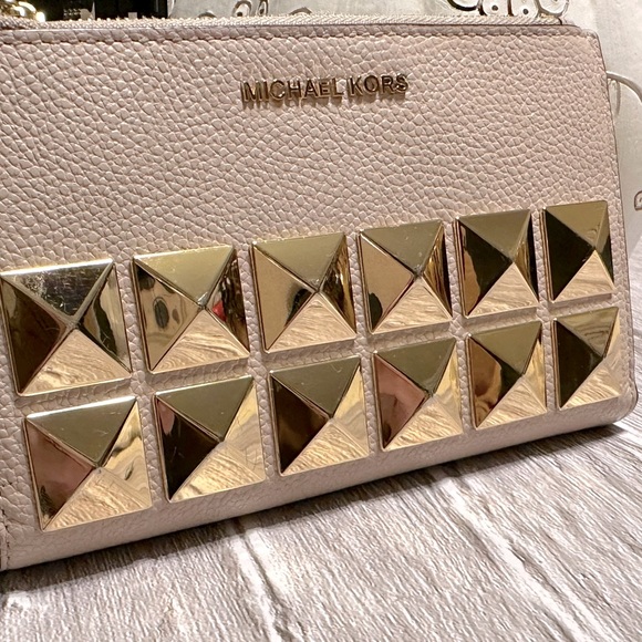 RARE✨ Michael KORS Pyramid Studded Wristlet - Picture 2 of 14
